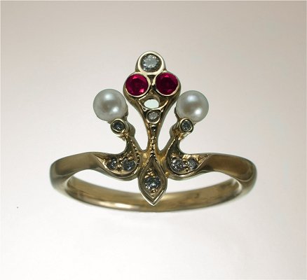 Engelse renaissance goud, diamant, robijn, zoetwater parel ring. 